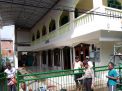 Babinkamtibmas Bulak Bantu Warga Kerja Bakti Pengecetan Masjid