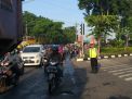 Unit Lantas Polsek Asemrowo Bantu Keberangkatan Anak Sekolah Lewat Pengaturan Pagi