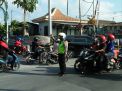 Polsek Asemrowo Berikan Pelayanan Kepada Masyarakat Lewat Pengaturan Lalu Lintas Pagi