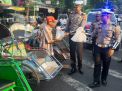 Satlantas Polres Tanjung Perak Bagi-Bagi Sembako Ke Penarik Becak