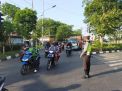 Bantu Keberangkatan Anak Sekolah, Polsek Asemrowo Lakukan Pengaturan Pagi