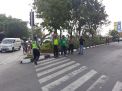 Polsek Asemrowo Lakukan Pengamanan Jalur Rombongan Bonek di Perempatan Dupak Rukun