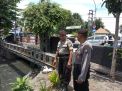 Polsek Semampir Pantau Ketinggian Air di Sungai Pegirian