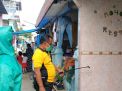Babinkamtibmas Kedung Cowek Lakukan Penyemprotan Disinfektan di Pemukiman