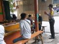 Babinkamtibmas Bongkaran Sampaikan Himbauan Jaga Jarak Ke Pengunjung Warkop