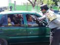 Babinkamtibmas Tambak Wedi & Satpol PP Lakukan Penyemprotan Disinfektan Kendaraan Dari Madura