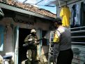 Babinkamtibmas Nyamplungan Bersama Kelurahan Lakukan Penyemprotan Disinfektan di Pemukiman