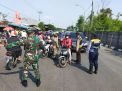 Kapolsek Asemrowo Pimpin Penyekatan Kendaraan di Exit Tol Dupak
