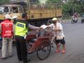 Polsek Krembangan Bagikan Nasi Bungkus Untuk Penarik Becak