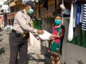 Babinkamtibmas Perak Timur Bagikan Paket Bantuan Sembako Ke Warga Indrapura