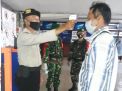 Anggota Piket Pospam Polsek Pabean Cantikan Lakukan Pemeriksaan Suhu Badan Penumpang Kereta Api