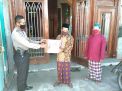 Babinkamtibmas Takal Kedinding Berikan Bingkisan Sembako Pada Takmir Masjid