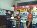 Babinkamtibmas Nyamplungan Dampingi Babinsa Beri Sumbangan Gula Untuk Kampung Tangguh Semeru