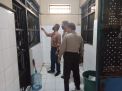 Cegah Penyelundupan Barang Terlarang, Polsek Kenjeran Lakukan Pengecekan Ruang Tahanan