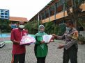 Babinkamtibmas Takal Kedinding Serahkan Tas Sekolah & Piagam Untuk Juara Lomba Menggambar