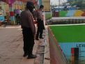 Personil Polsek Asemrowo Lakukan Pemantauan Debit Air di Rumah Pompa Balong 2