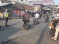 Unit Lantas Polsek Asemrowo Lakukan Pengaturan Pagi Untuk Cegah Kemacetan di Jalan Tambak Mayor
