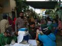Babinkamtibmas Takal Kedinding Kawal Vaksinasi Covid-19 di Jalan Tanah Merah