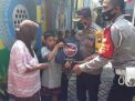 Kapolsek Asemrowo Bagikan Bantuan Sembako Dari PT Meratus Line Kepada Masyarakat