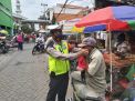 Polsek Krembangan Lakukan Operasi Penertiban Masker Bareng Anggota Koramil di Pasar Kalianak