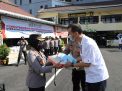 Kapolres Tanjung Perak Pimpin Penerimaan Bantuan Beras Untuk Warga Kurang Mampu Dari Yayasan Budha Tzu Chi