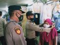 Polsek Kenjeran Gelar Operasi Penertiban Masker & Bagikan Masker Gratis di Pasar Pogot