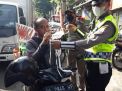 Polsek Asemrowo Gelar Operasi Masker di Depan Kantor Kecamatan Bersama Satpol PP