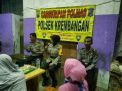 Polsek Krembangan Cangkrukan Bareng Warga di Warung Kopi