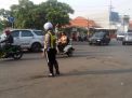Satlantas Polres Tanjung Perak Atur Lalu Lintas Pagi di Jalan Kalimas
