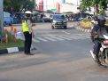 Polsek Asemrowo Atur Lalu Lintas Pagi di Seputaran Jalan Dupak Rukun