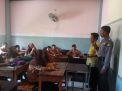 Babinkamtibmas Dupak Narsis Bareng Murid-murid SMP Tunas Buana