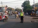 Unit Lantas Polsek Asemrowo Lakukan Pengaturan Pagi Bantu Keberangkatan Pekerja