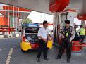 Pantau SPBU, Satsabhara Polres Tanjung Perak Titip Pesan Waspada Uang Palsu