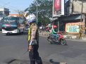 Satlantas Polres Tanjung Perak Gelar Pengaturan Pagi Bantu Lancarkan Keberangkatan Pekerja