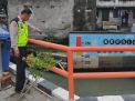 Unit Sabhara Polsek Krembangan Lakukan Pengecekan Debit Air, Antisipasi Potensi Banjir