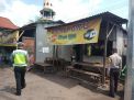 Tekan Penyebaran Virus Corona, Polsek Asemrowo Bubarkan Pengunjung Warkop