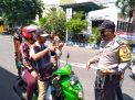 Polsek Krembangan Bersama Satpol PP & TNI Bagikan Masker Gratis Untuk Pengendara Motor