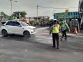 Cegah Penyebaran Virus Corona, Polsek Asemrowo Bareng Instansi Samping Lakukan Penyemprotan Disinfektan