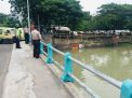 Polsek Pabean Cantikan Pantau Ketinggian Air di Sungai Kalimas, Antisipasi Potensi Banjir