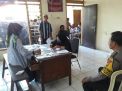 Babinkamtibmas Sidotopo Wetan Amankan Pembagian Sembako di Kantor Kelurahan