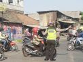 Polsek Asemrowo Lakukan Pengaturan Pagi Bantu Keberangkatan Para Pekerja