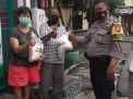 Babinkamtibmas Krembangan Utara Salurkan Bantuan Beras Untuk Warga Kurang Mampu