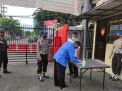 Urkes Polres Tanjung Perak Laksanakan Cek Suhu Badan Bersama Propam & Anggota Piket Penjagaan
