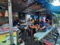 Babinkamtibmas Krembangan Utara Sambang Pengunjung Warkop, Sampaikan Himbauan Protokol Kesehatan
