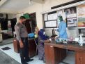 Babinkamtibmas Krembangan Utara Amankan Pelaksanaan Vaksinasi Covid-19 di Kantor Kelurahan