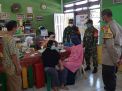 Babinkmatibmas Perak Timur Bersama Koramil Kawal Vaksinasi di Jalan Indrapura