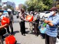 Polsek Semampir Bagikan Bantuan Sembako Untuk Pengendara di Depan Mako