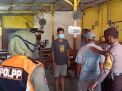 Polsek Kenjeran Gelar Operasi Penertiban Masker di Warung-Warung Bersama Satpol PP