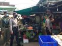Polsek Kenjeran Gelar Operasi Penertiban Masker Bareng Koramil & Satpol PP di Pasar Bulak Banteng