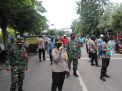 Kapolres  Tanjung Perak Bersama Danlantamal V Pantau Pelaksanaan Operasi Penertiban Masker di Jalan Pegirian